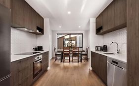 Stylish Brand New Sunny 3Bdrm 3Bth Garage Sleeps 6